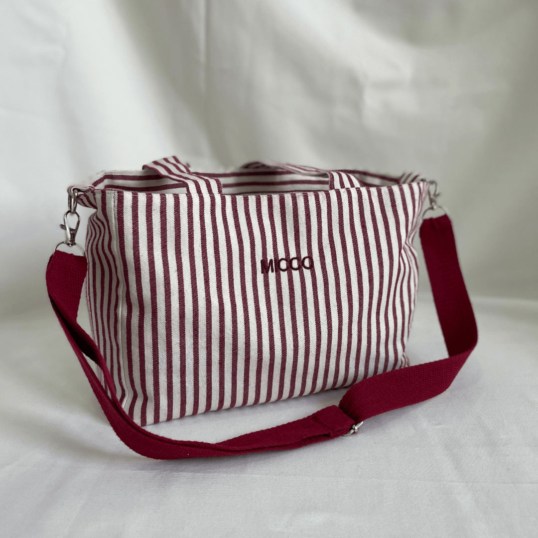 Bolso pequeño rayado burdeos y beige, asas cortas y correa larga desmontable, interior forrado con bolsillos