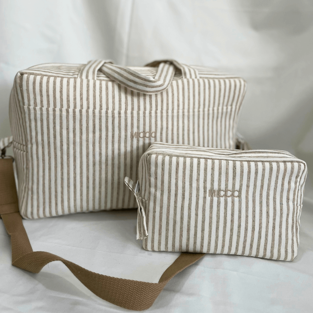Bolsa de viaje a rayas camel con neceser. Bolsillo exterior e interior, ideal para escapadas