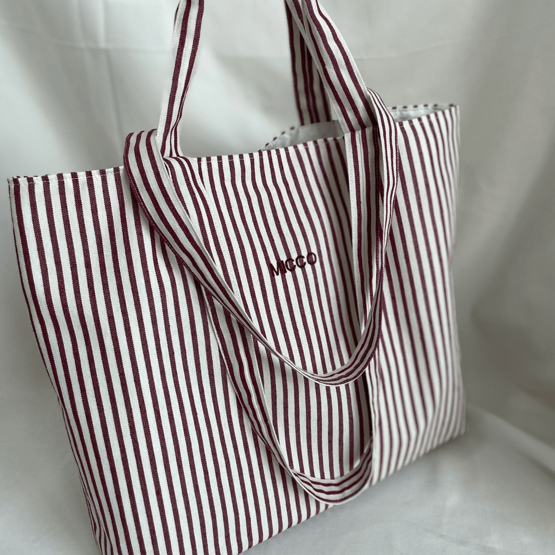 Bolso de algodón a rayas color vino con diseño amplio y práctico para verano