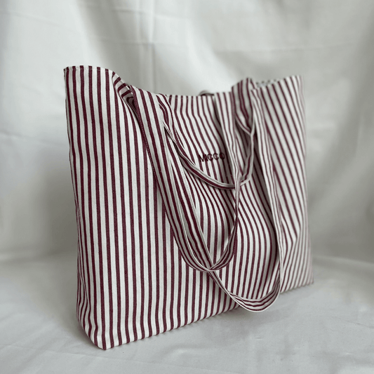 Tote bag grande rayado estilo veraniego, con asas dobles.