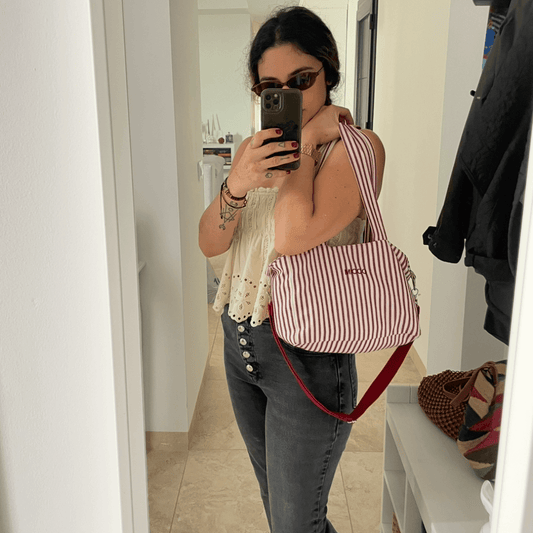 Bolso rayado en burdeos con diseño funcional y elegante para el día a día