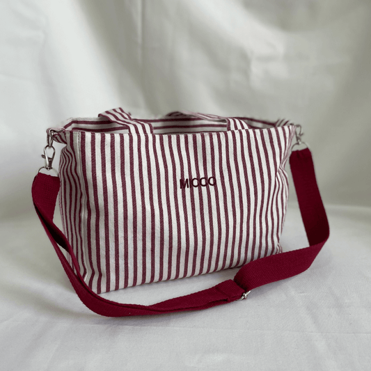 Bolso pequeño rayado burdeos y beige, asas cortas y correa larga desmontable, interior forrado con bolsillos