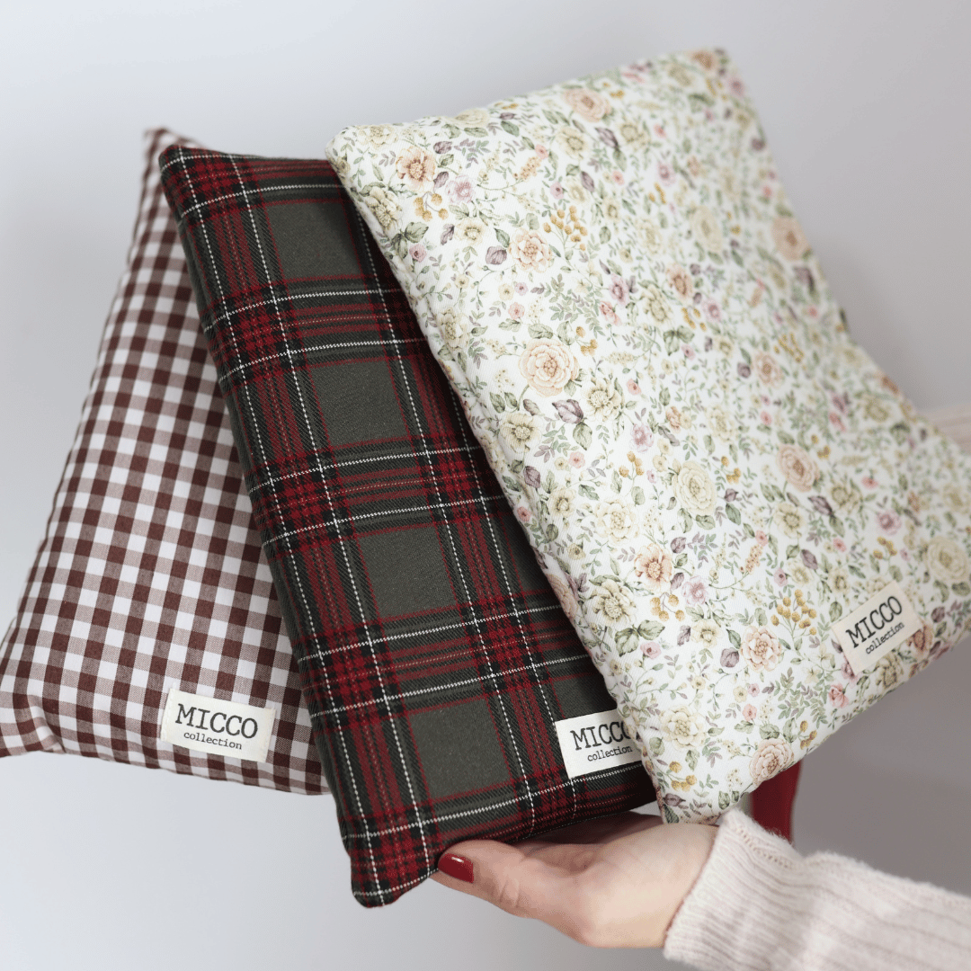 Funda de libro acolchada con estampado floral y lazo de terciopelo
