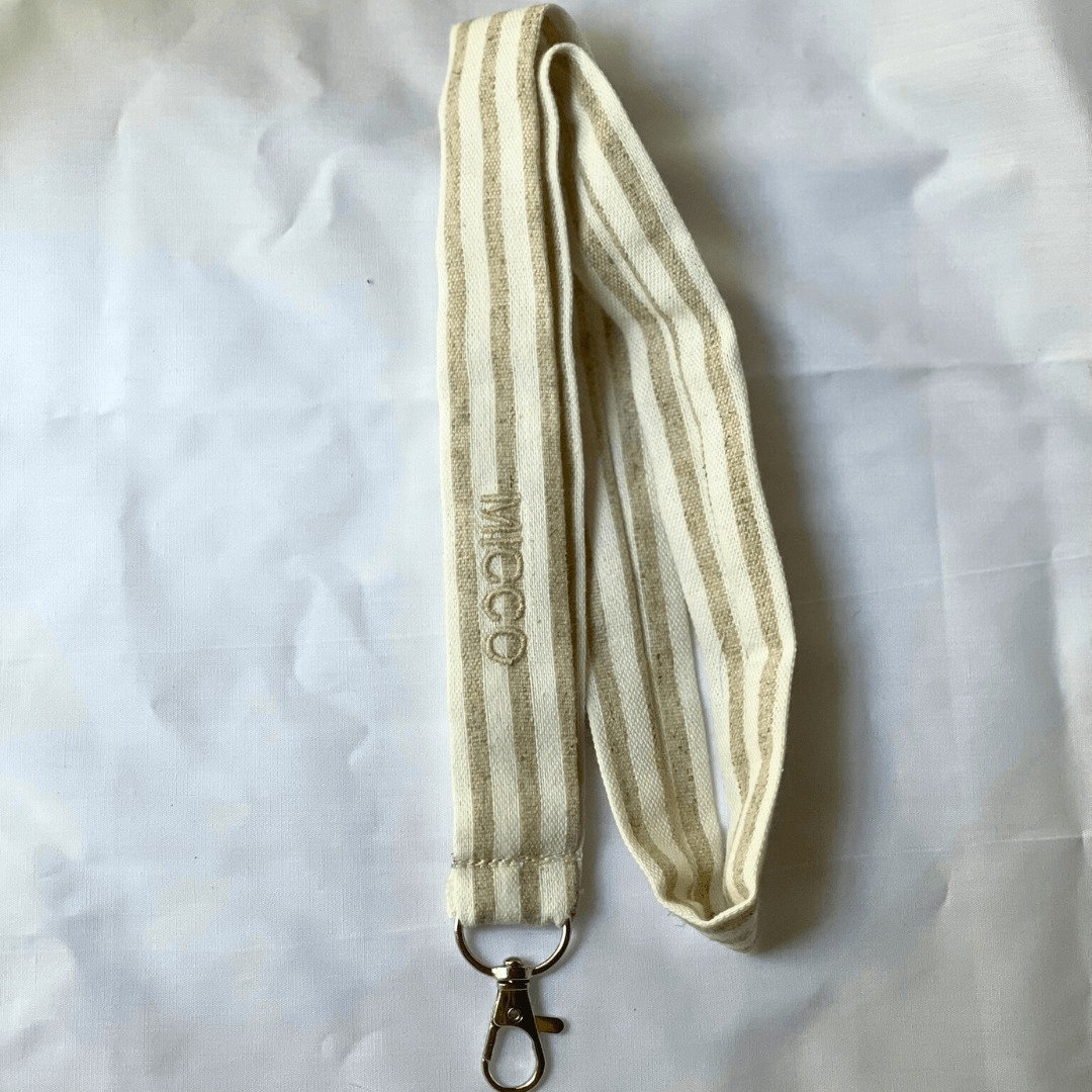 Cinta lanyard camel y beige con mosquetón giratorio, estilo natural y versátil
