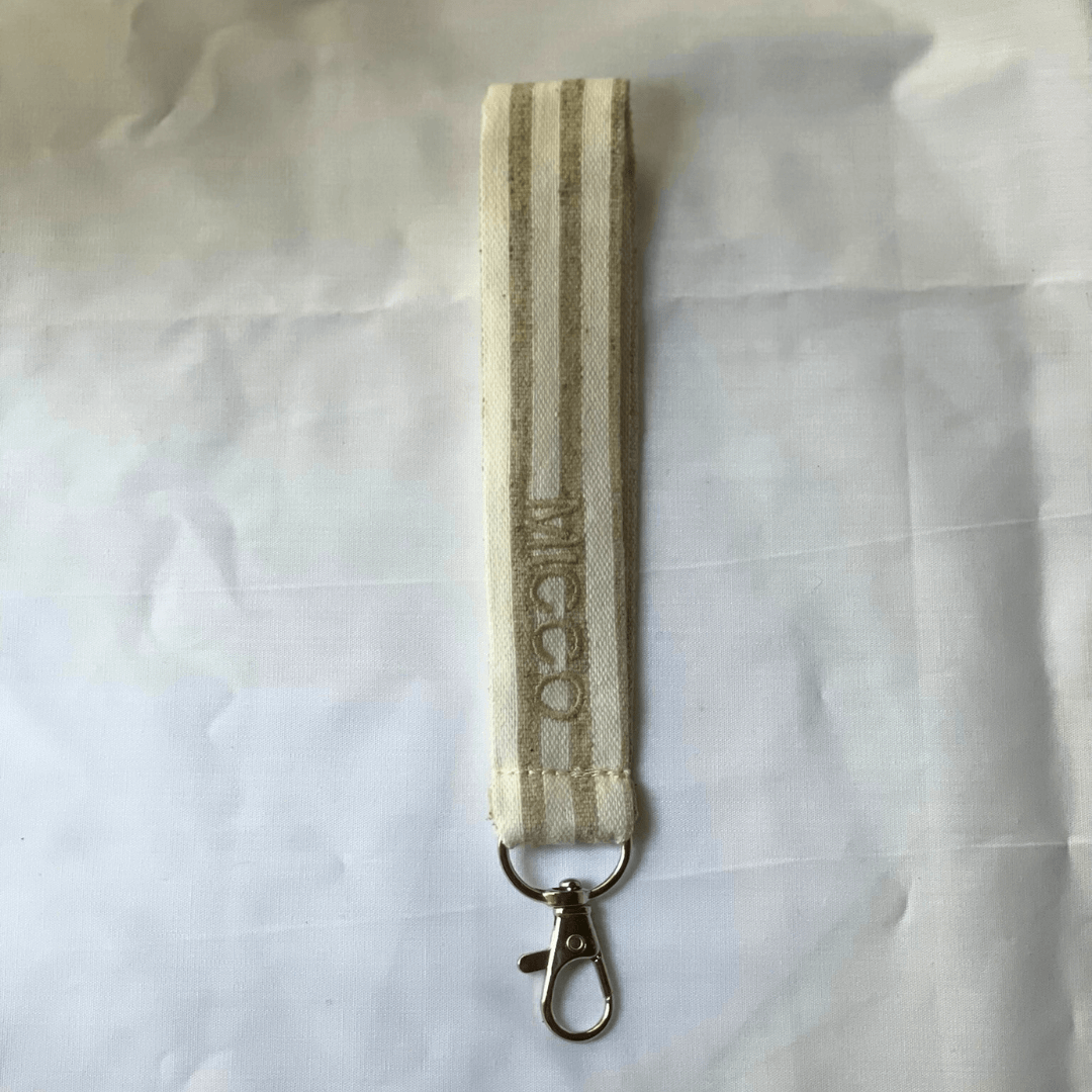 Llavero con tejido de rayas camel y beige, diseño sencillo y natural