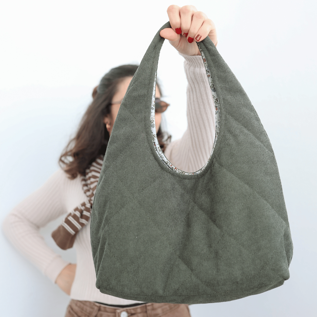 Bolso acolchado tipo hobo de pana verde cacería