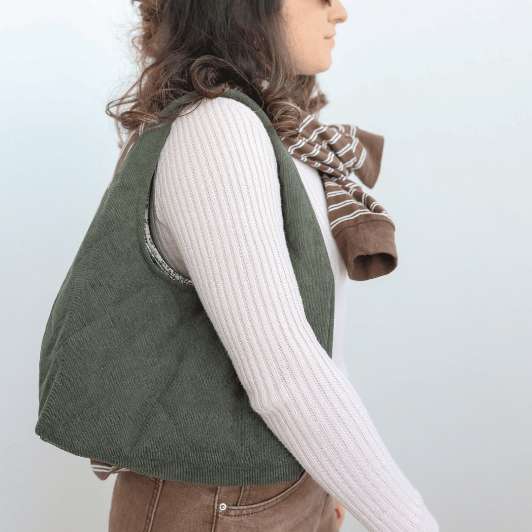 Bolso acolchado tipo hobo de pana verde cacería