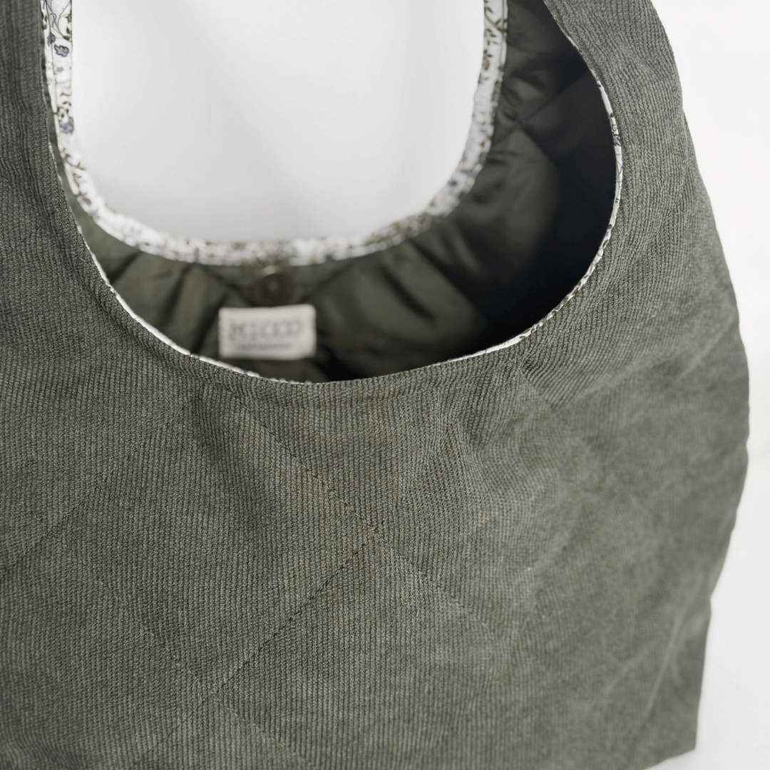 Bolso acolchado tipo hobo de pana verde cacería